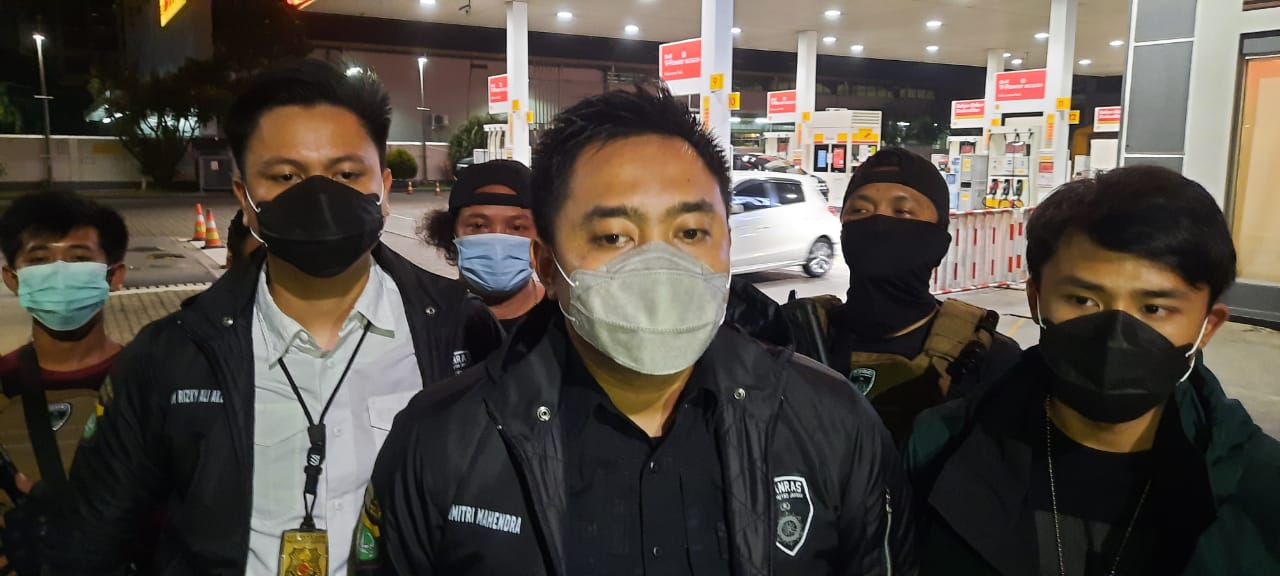 Anggota Unit Jatanras Polres Metro Jakarta Barat melakukan olah TKP, memburu spesialis pencurian di dalam mobil. (Foto: PMJ News). 