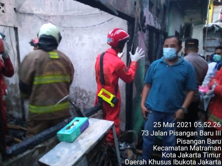Petugas Damkar dan polisi tengah membantu proses pemadaman dan olah TKP. (Foto:PMJ News). 