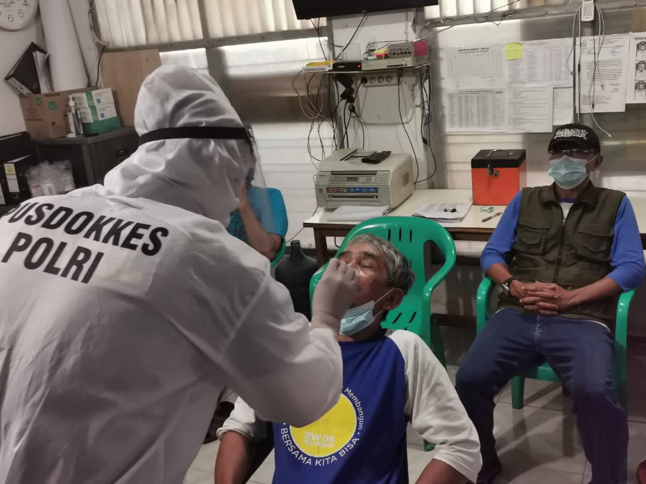Rapid test antigen untuk masyarakat di Kampung Tangguh Jaya. (Foto: PMJ News). 