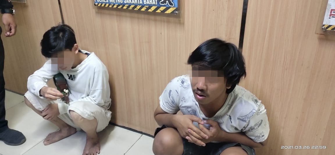 Dua pemalak yang masih berstatus remaja diamankan polisi. (Foto: PMJ News). 