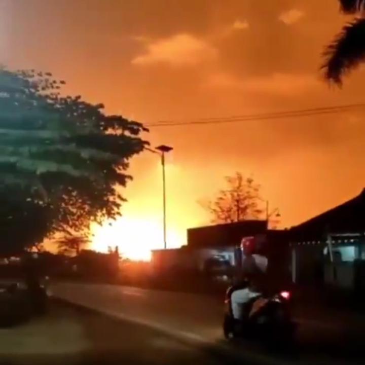 Suasana kebakaran di kilang minyak Pertamina Balongan. (Foto : PMJ/Tangkapan Layar Video Twitter).