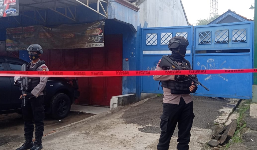 Lokasi penggerebekan terduga teroris di Cibarusah Bekasi disterilkan polisi. (Foto: PMJ News/Yeni).