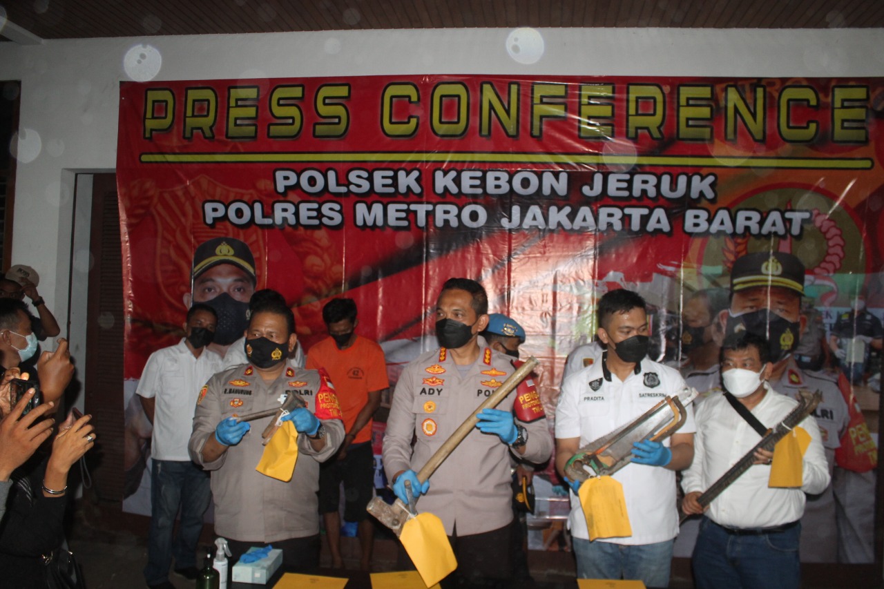 Keterangan Kapolres Metro Jakarta Barat Kombes Pol Ady Wibowo didampingi Kapolsek Kebon Jeruk Kompol R Manurung. (Foto: PMJ News)