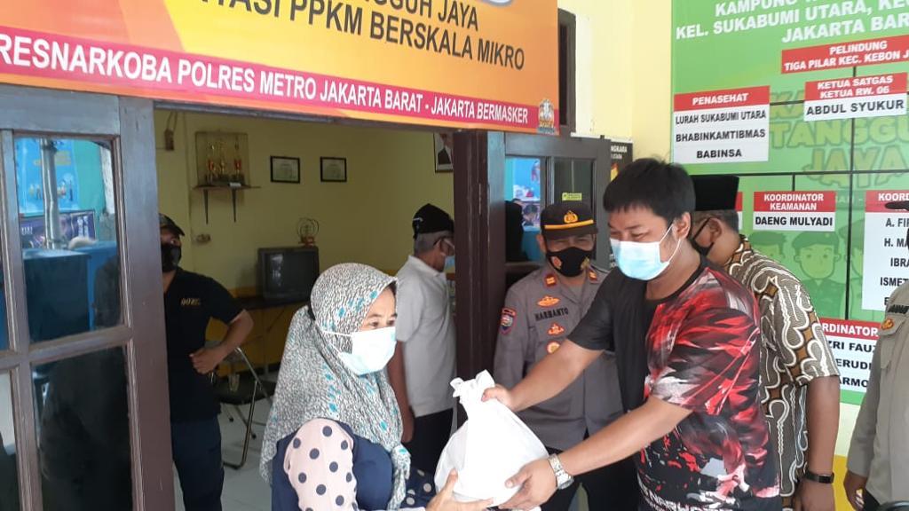 Jajaran Satuan Narkoba Polres Metro Jakarta Barat meresmikan Kampung Tangguh Jaya