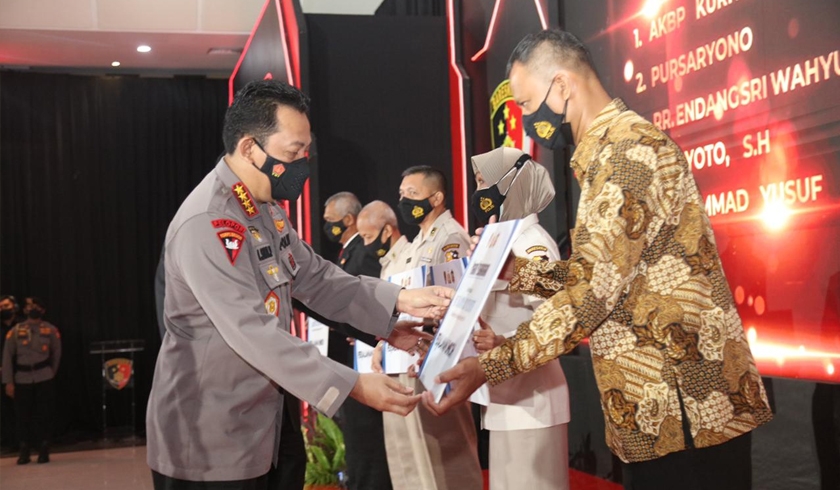 Kopolri Jenderal Listyo Sigit Prabowo memberikan pengharggaan kepada anggota Polri. (Foto: PMJ News).
