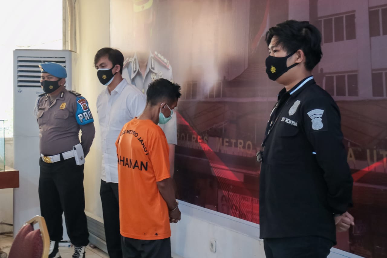 Wajah kakek (pakai baju tahanan oranye) yang merupakan pelaku pencabulan terhadap cucunya sendiri diamankan polisi. (Foto: PMJ News). 