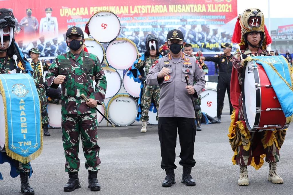 Panglima TNI didampingi Kapolri saat membuka Latsitarda Nusantara XLI Tahun 2021, di Medan, Sumut. (Foto: PMJ News/ TNI). 
