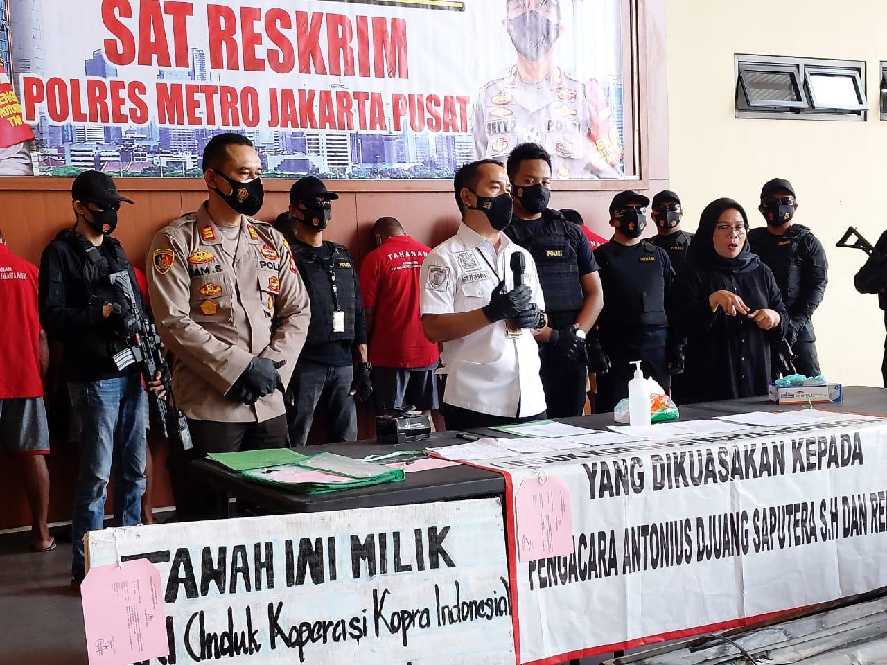 Keterangan pers jajaran Polres Jakpus soal penangkapan mafia tanah dan pelaku premanisme.(Foto: PMJ News). 