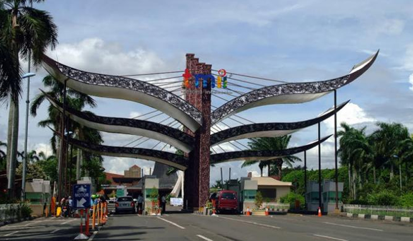 Gerbang utama Taman Mini Indonesia Indah. (Foto: PMJ News/Dok Net).