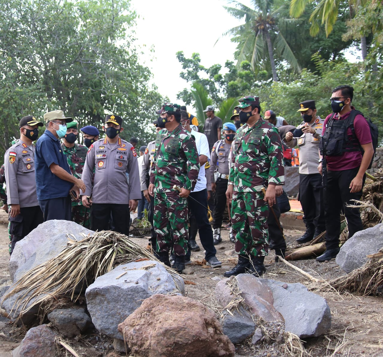  Kapolri dan Panglima TNI saat meninjau lokasi bencana banjir bandang dan tanah longsor di NTT. (Foto: PMJ News). 