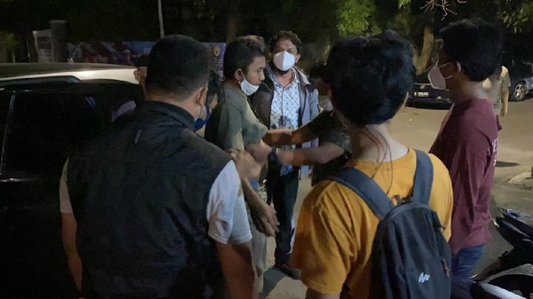 Terduga teroris Nouval Farisi yang merupakan DPO telah menyerahkan diri ke polisi. (Foto: Istimewa). 