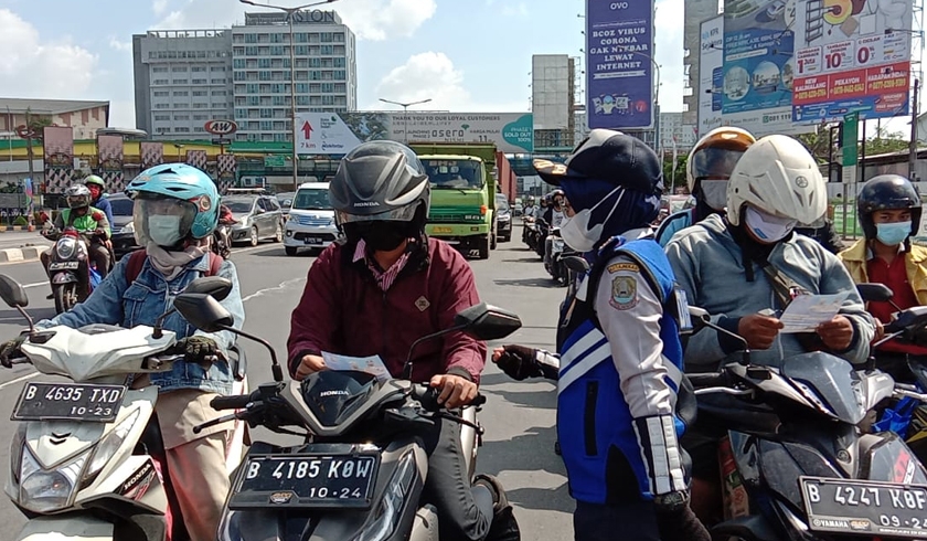 Satlantas Polres Metro Bekasi Kota bersama menggelar Sosialisasi Operasi Keselamatan Jaya 2021. (Foto: PMJ News).