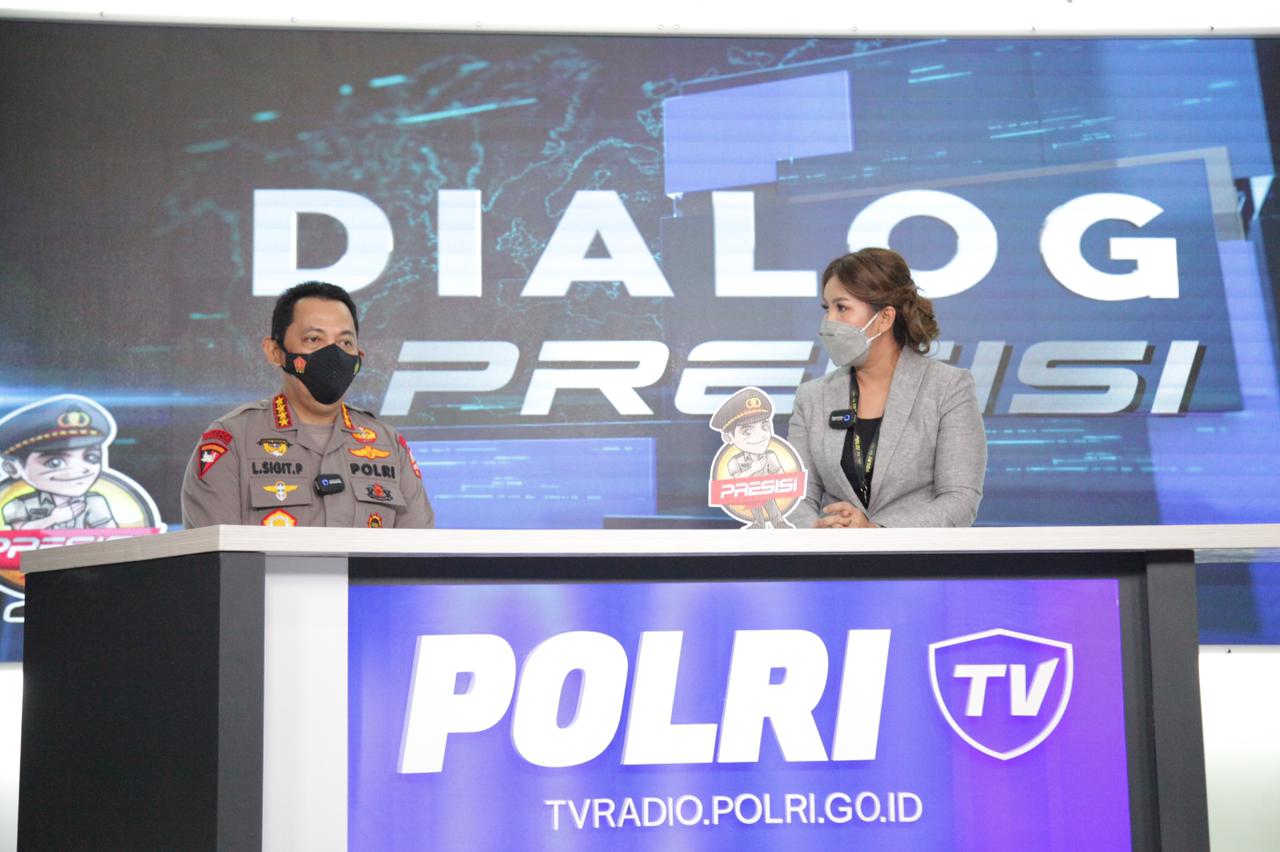 Pimpinan Redaksi Polri TV-Radio Rachmawati dialog langsung dengan Kapolri Jenderal Listyo Sigit Prabowo di Polri TV Radio. (Foto : Dok PMJ). 