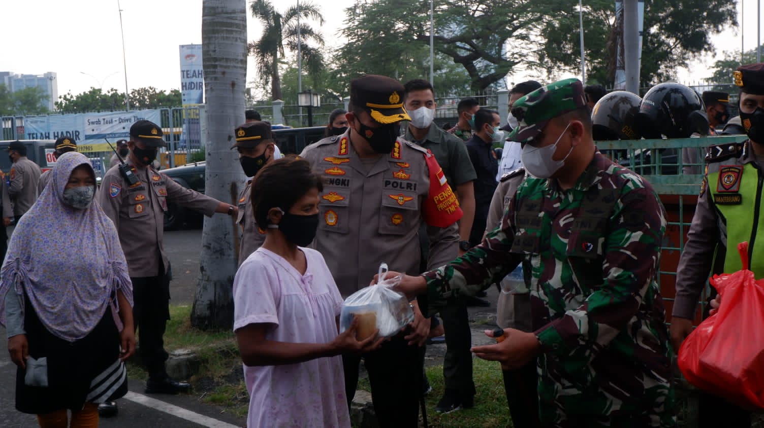 Jajaran Polres Jakarta Pusat membagikan bingkisan Ramadhan untuk tunawisma serta petugas kebersihan. (Foto: PMJ News)