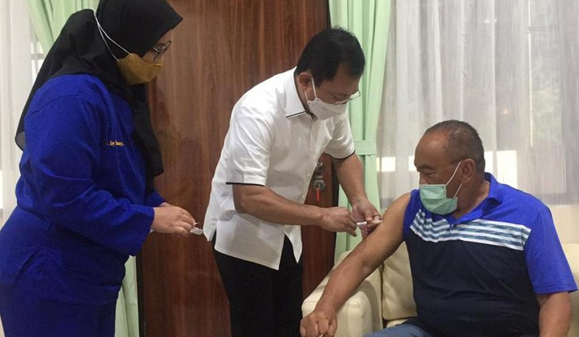Politisi Aburizal Bakrie mengikuti penyuntikan vaksin Nusantara yang disuntikan langsung oleh Terawan Agus Putranto. (Foto: PMJ News/Istimewa).
