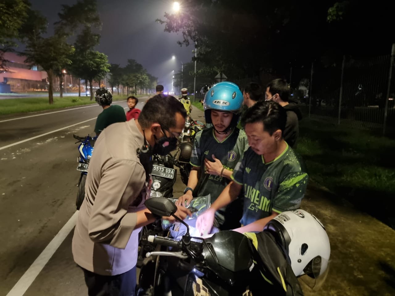 Polisi gelar razia knalpot bising, geng motor dan peserta sahur on the road (SOTR) demi mencegah kriminalitas serta guantibmas di Cikarang Selatan dan Barat. (Foto: PMJ News). 