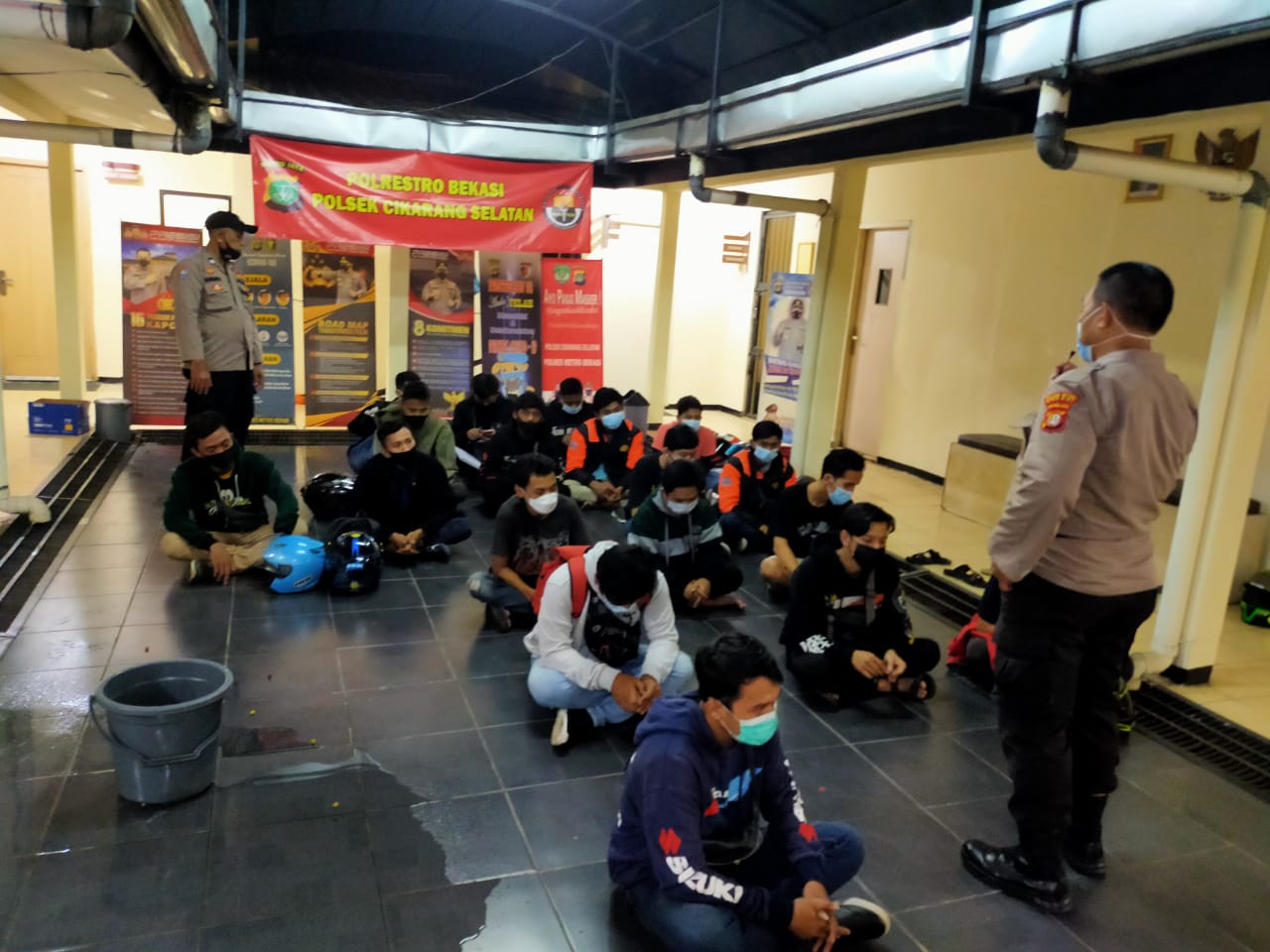 Para pemilik knalpot bising, geng motor dan peserta SOTR diamankan polisi di Cikarang Barat-Selatan. (Foto: PMJ News). 