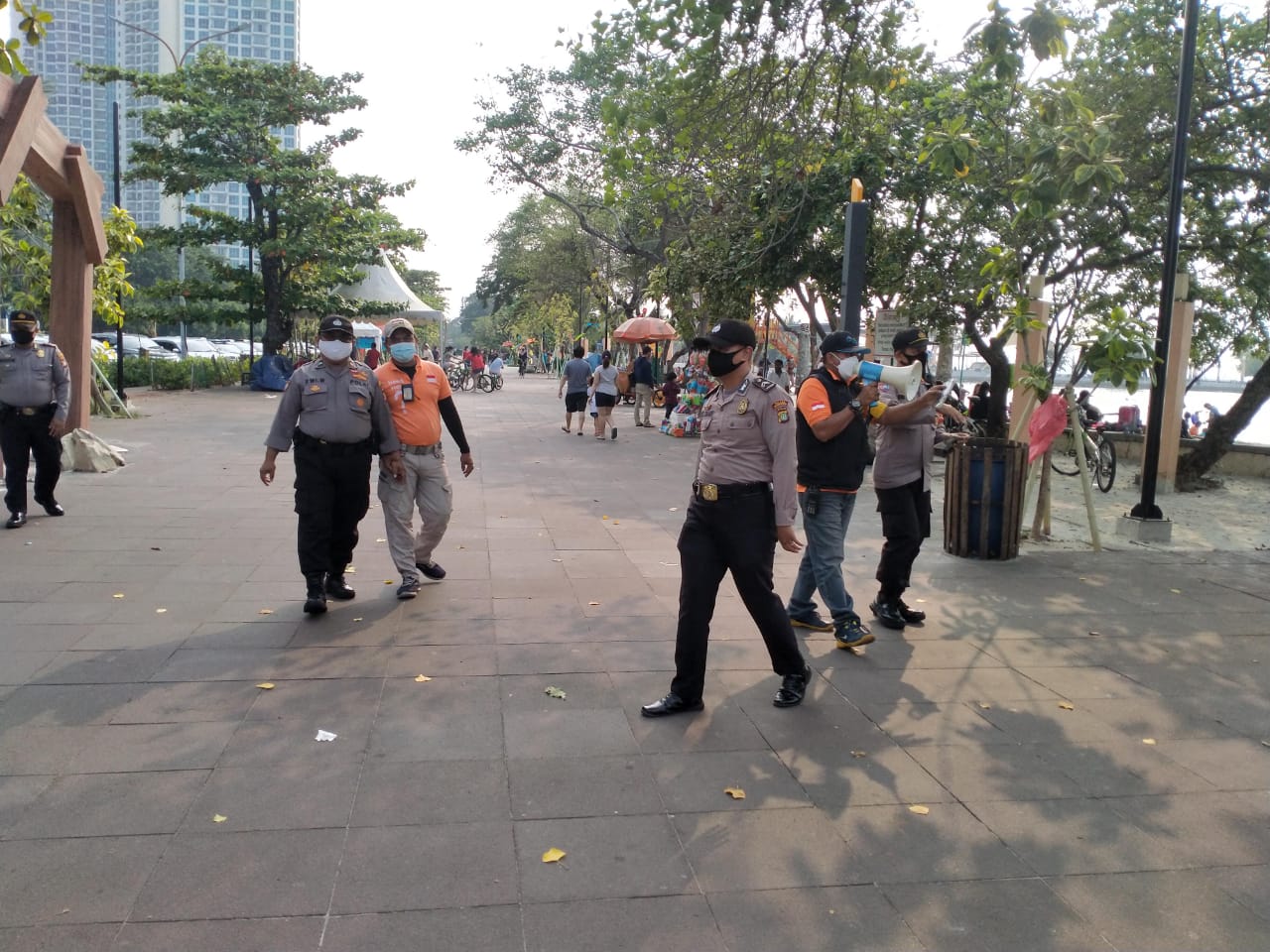 Anggota Polsek Pademangan berikan imbauan prokes di Ancol. (Foto: PMJ News)