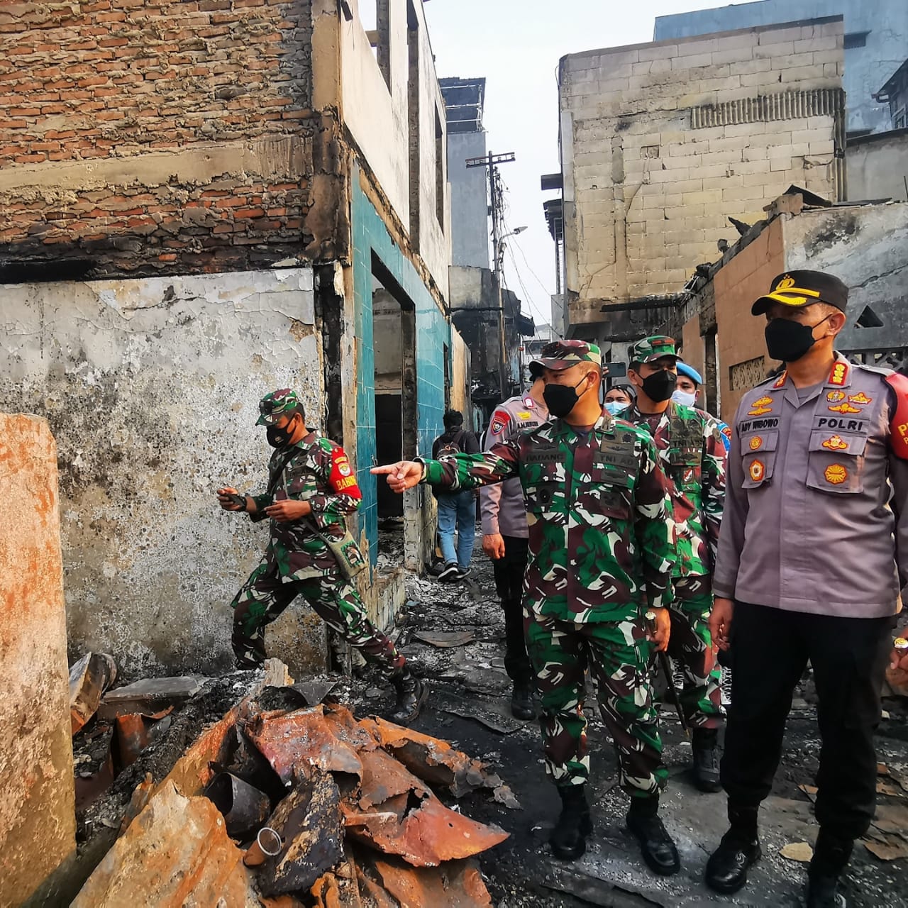 Jajaran Kodim dan Polres Jakbar meninjau langsung serta menyalurkan bantuan untuk korban kebakaran di Taman Sari. (Foto: PMJ News). 