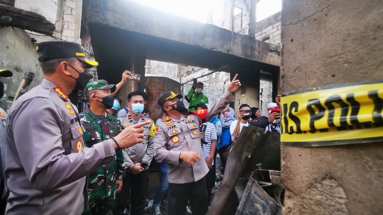 Kapolres Metro Jakarta Barat Kombes Pol Ady Wibowo dan jajarannya meninjau lokasi korban kebakaran di Taman Sari Jakbar. (Foto: PMJ News)