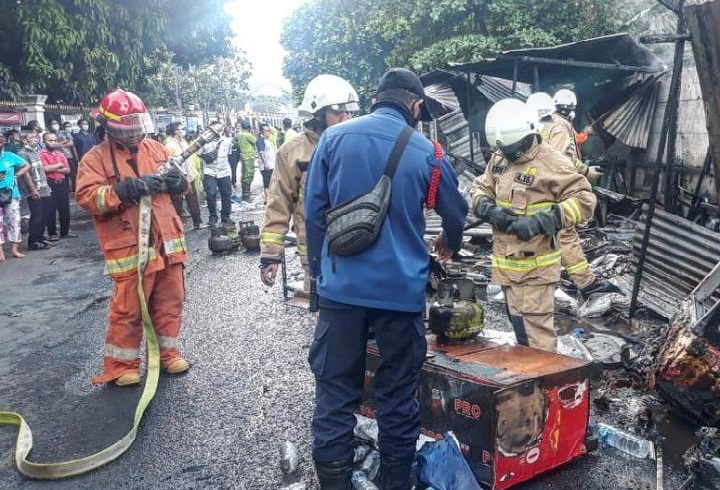 Kebakaran yang menghanguskan delapan warung makan di dekat RS Fatmawati. (Foto: PMJ News/Instagram @jakfire).