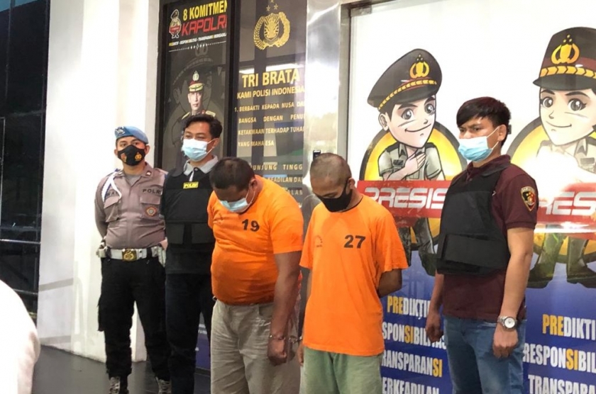 Polres Tangerang Selatan menggelar perkara pengungkapan kasus pencurian rumah kosong dan minimarket. (Foto: PMJ News).