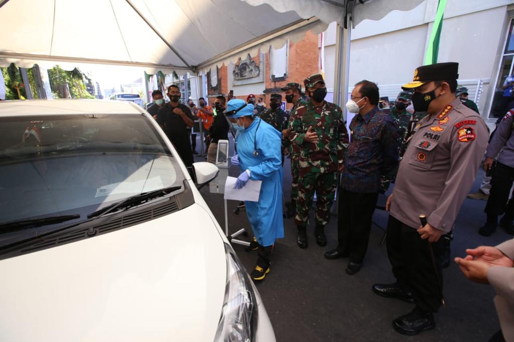 Panglima TNI Marsekal Hadi Tjahjanto dan Kapolri Jenderal Pol Listyo Sigit Prabowo beserta jajarannya meninjau langsung pelaksanaan vaksinasi massal di Bali. (Foto: PMJ News). 