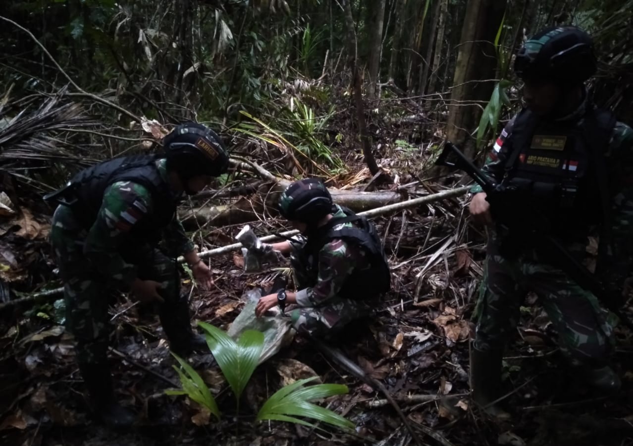 Anggota TNI mengamankan plastik berisi narkoba jenis ganja. (Foto: PMJ News/ TNI). 