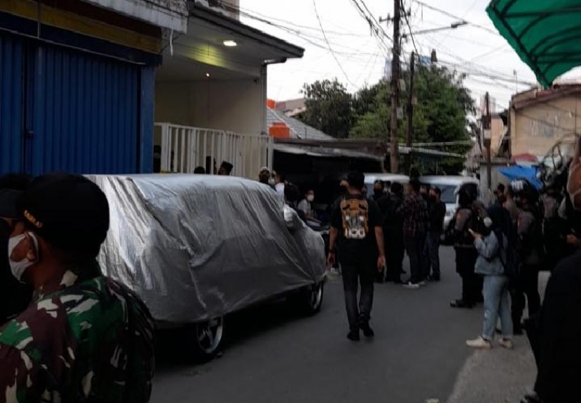 Polisi melakukan penggeledahan di Petamburan, Jakarta Pusat, terkait penangkapan Munarman. (Foto: PMJ News).