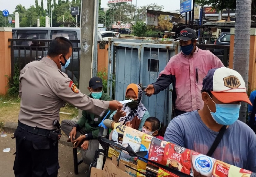 Polisi bersama tiga pilar Bekasi Kota memberikan imbauan protokol kesehatan ke masyarakat. (Foto: PMJ News).