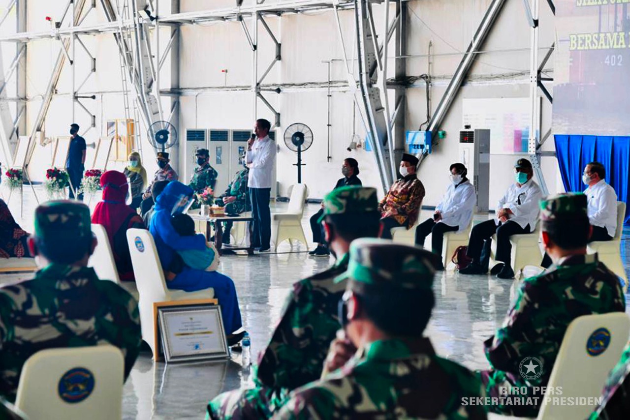 Jokowi bersama Panglima TNI beserta jajarannya menemui keluarga prajurit awak kapal selam KRI Nanggala-402. (Foto: PMJ News)