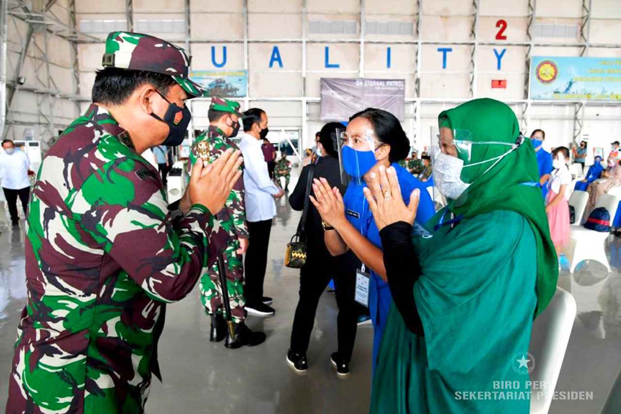 Jokowi bersama Panglima TNI beserta jajarannya menemui keluarga prajurit awak kapal selam KRI Nanggala-402. (Foto: PMJ News)