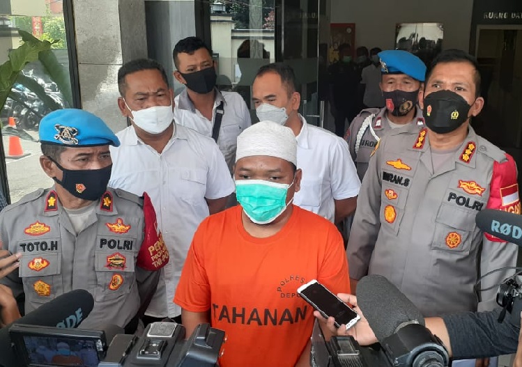 Seorang ustadz menjadi tersangka penyebaran hoax cerita babi ngepet di Depok. (Foto: PMJ News).