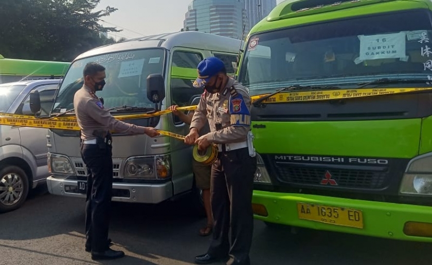 Ratusan mobil travel yang kedapatan membawa pemudik diamankan Polda Metro Jaya. (Foto: PMJ News).