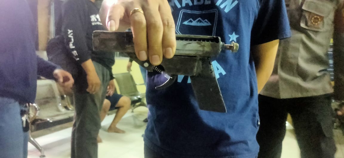 Pistol yang digunakan pelaku. (Foto: PMJ News)