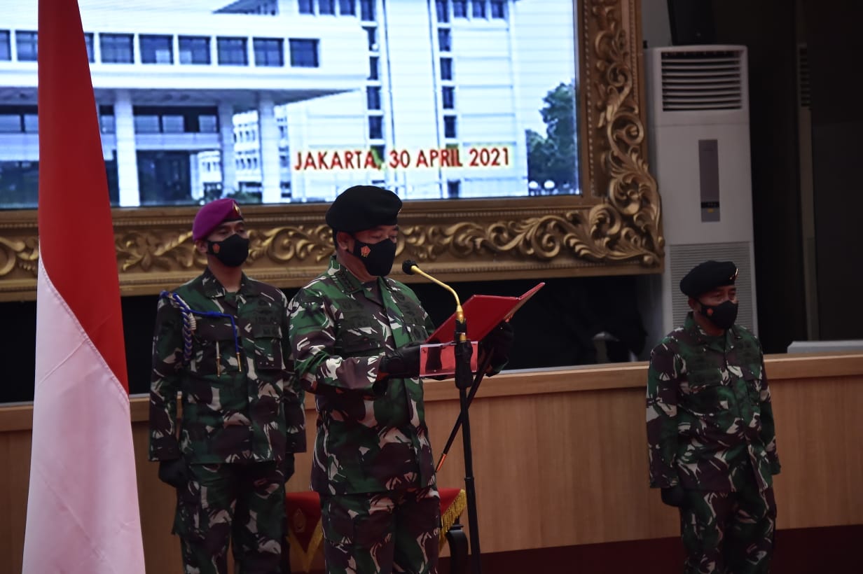 Panglima TNI Marsekal TNI Hadi Tjahjanto, memimpin upacara penyerahan jabatan. (Foto: PMJ News)