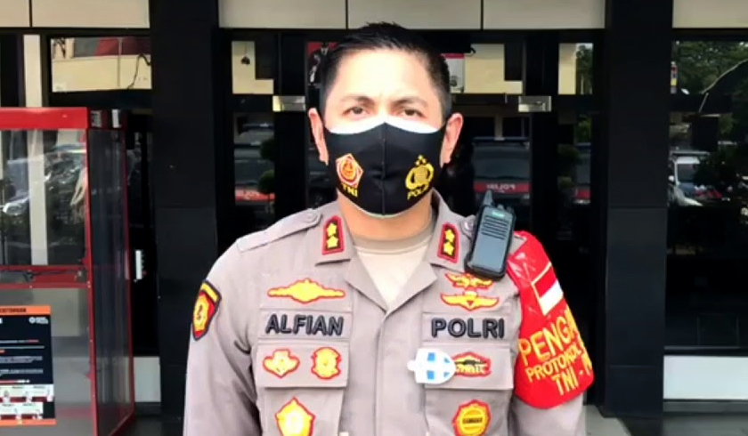 Wakapolres Metro Bekasi Kota, AKBP Alfian Nurrizal saat memberikan keterangan. (Foto: PMJ News). 