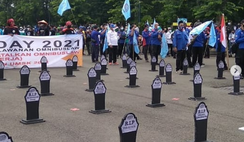 Ribuan pekerja menggelar unjuk rasa memperingati Hari Buruh. (Foto: PMJ News/Instagram @fspmi_kspi).