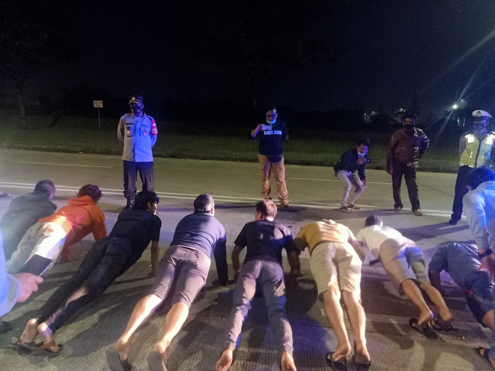 Polisi berikan hukuman push up bagi remaja yang melanggar prokes atau tidak pakai masker. (Foto: PMJ News). 