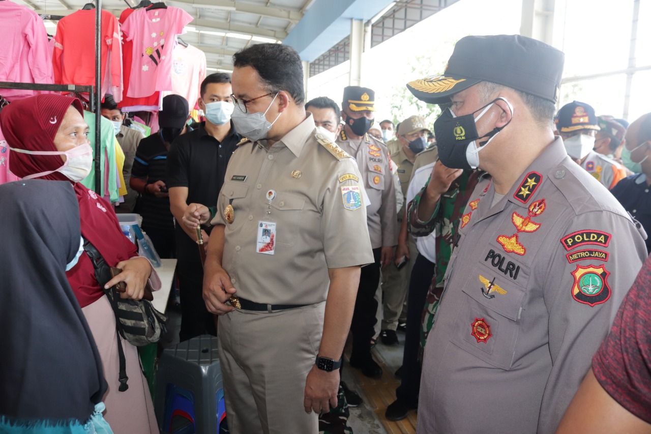 Gubernur DKI Jakarta bersama Kapolda Metro Jaya dan Pangdam Jaya sidak Pasar Tanah Abang. (Foto: PMJ News/ Muslim). 