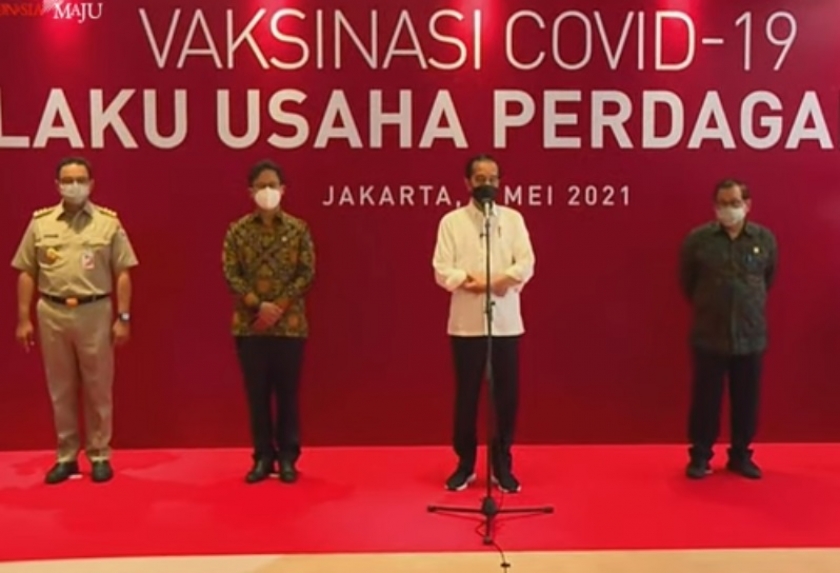Presiden Jokowi meninjau pelaksanaan vaksinasi Covid-19 di Thamrin City dan Grand Indonesia bagi para pelaku usaha. (Foto: PMJ News/YouTube/Setpres).