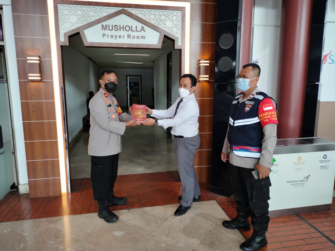 Jajaran Polresta Bandara Soekarno-Hatta membagikan sajadah dan Alquran ke mushola-mushola. (Foto: PMJ News). 