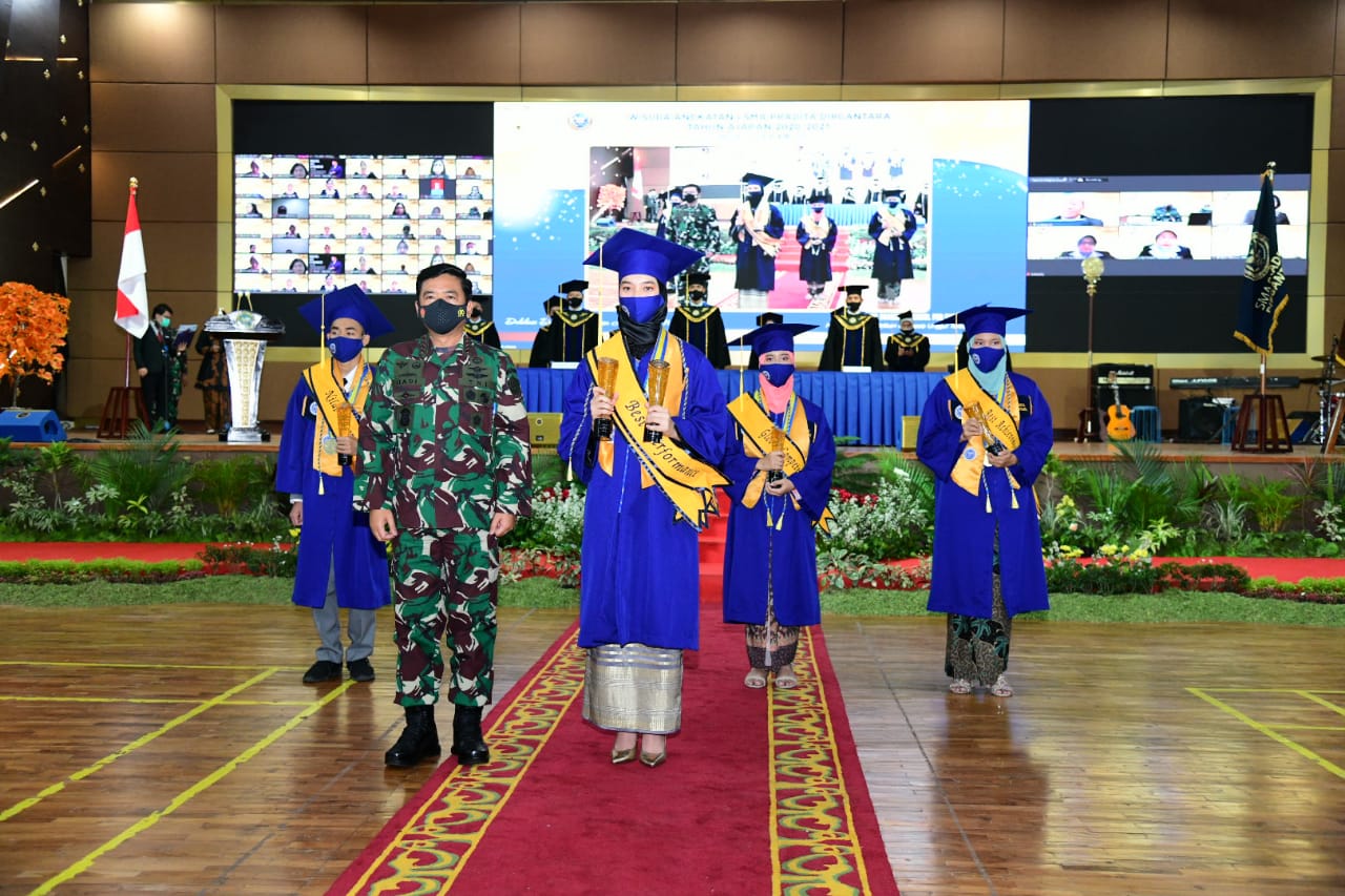 Panglima TNI Marsekal Hadi Tjahjanto, berikan sambutan dalam acara Wisuda Siswa SMA Pradita Dirgantara Angkatan ke-1 di Gedung Auditorium SMA Pradita Dirgantara. (Foto: PMJ News). 