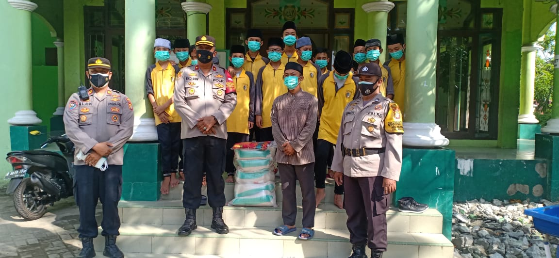 Anggota Polsek Cilincing Polres Jakut melakukan bakti sosial berupa pemberian sembako di dua yayasan. (Foto: PMJ News). 