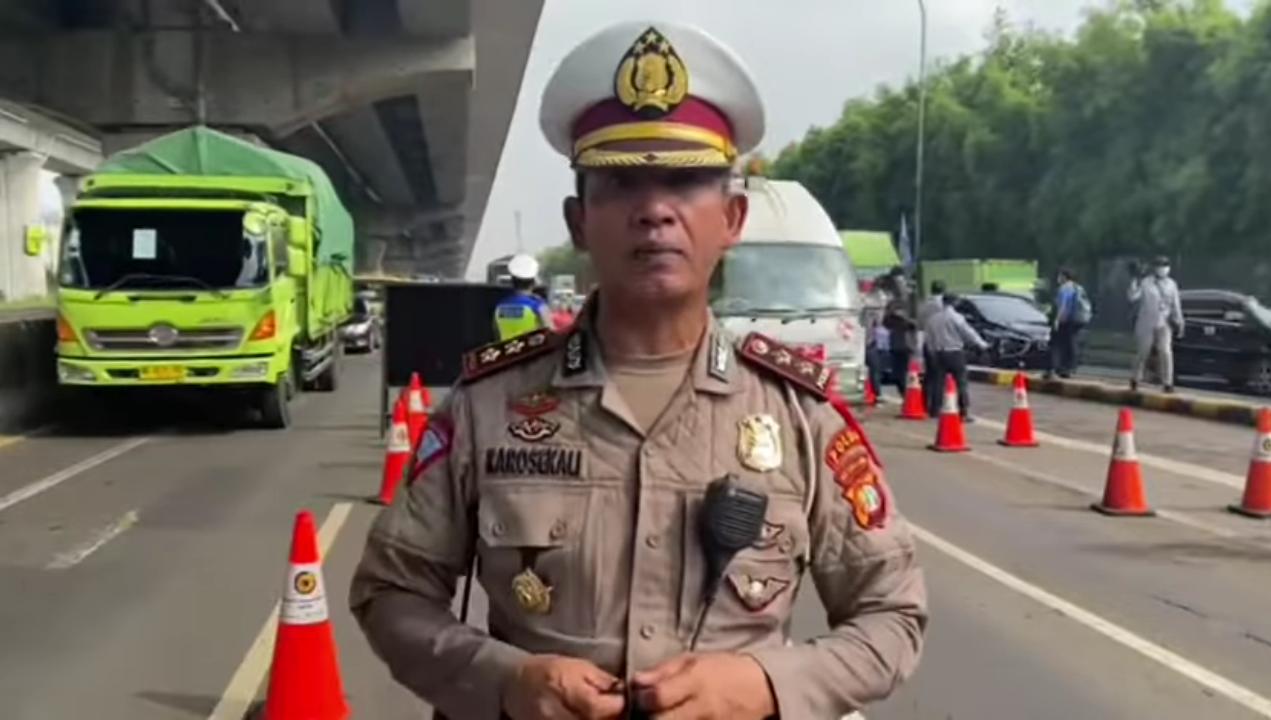 Anggota Kepolisian awasi truk pengangkut barang. (Foto : PMJ/IG TMC Polda Metro). 