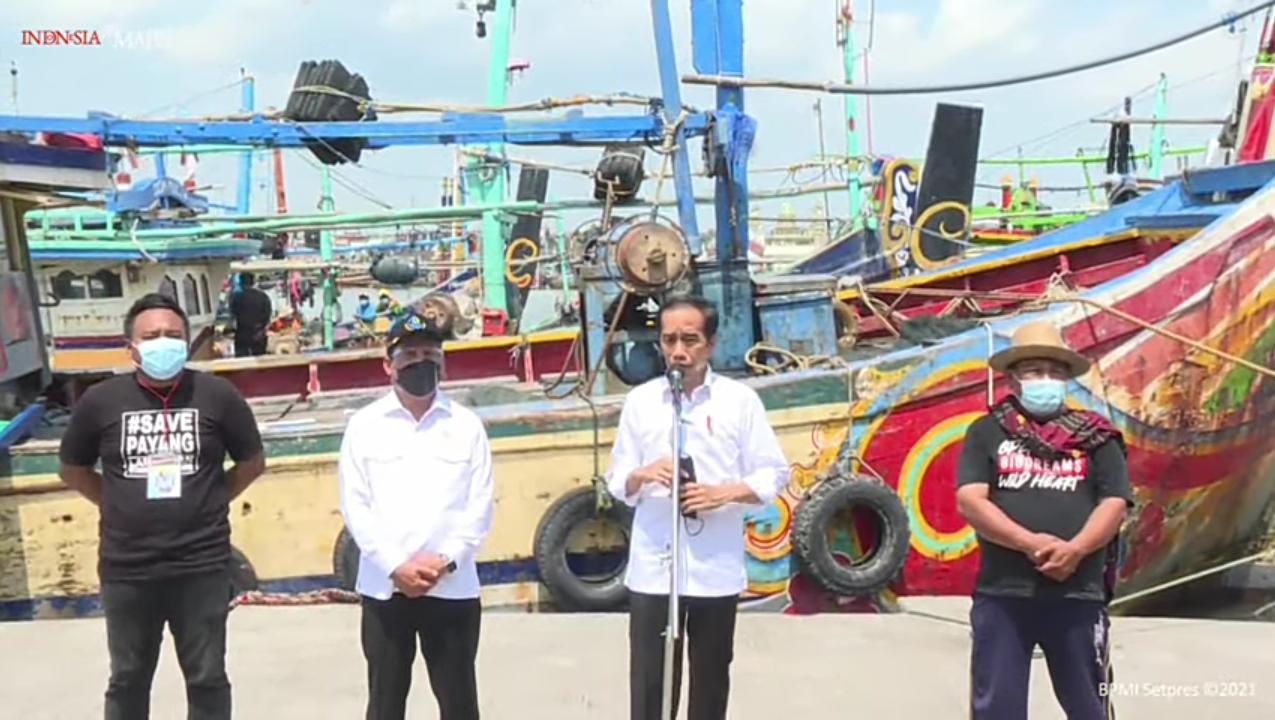 Jokowi kunjungan kerja di Pusat Pemasaran dan Distribusi Ikan (PPID) Brondong Kabupaten Lamongan, Jawa Timur. (Foto: PMJ News/YouTube Setpres)
