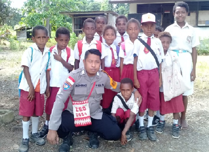 Bhabinkamtibmas, Bripka Achmad yang bertugas di Kampung Paitenda, Polres Keerom, Papua. (Foto: PMJ News).