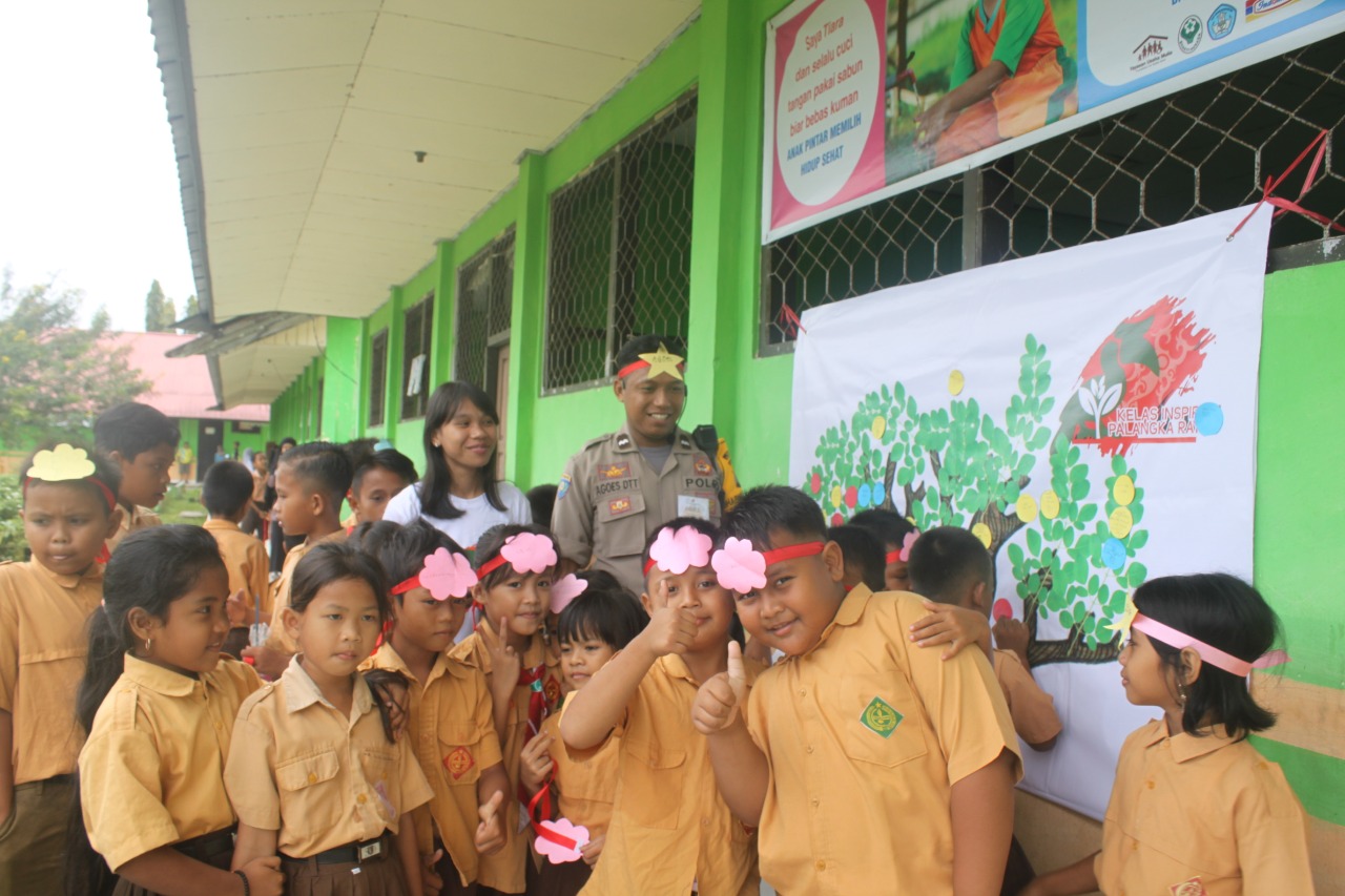 Bhabinkamtibmas Kelurahan Tbg Rungan  Polsekta Pahandut Agus Santoso mengedukasi anak-anak SD tentang bahaya narkoba. (Foto: PMJ News)