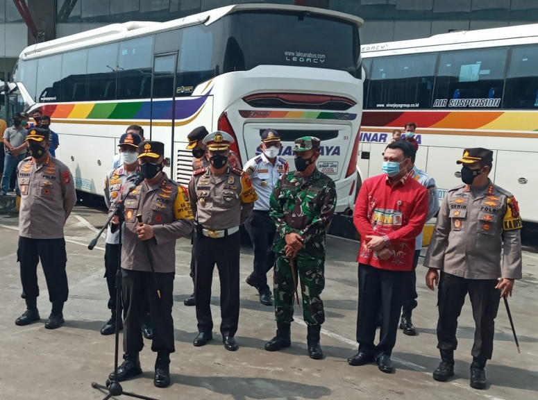 Kapolda Metro Jaya Irjen Pol Fadil Imran mengunjungi Terminal Pulogebang. (Foto:PMJ News).