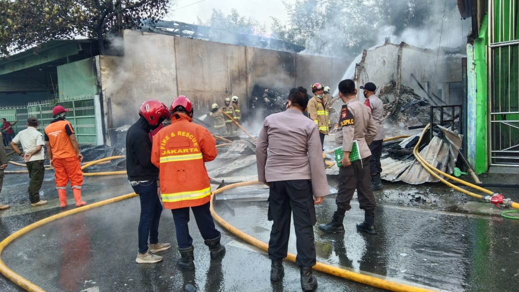 Kebakaran menghanguskan dua gudang plastik di Cakung, Jakarta Timur. (Foto:PMJ News)